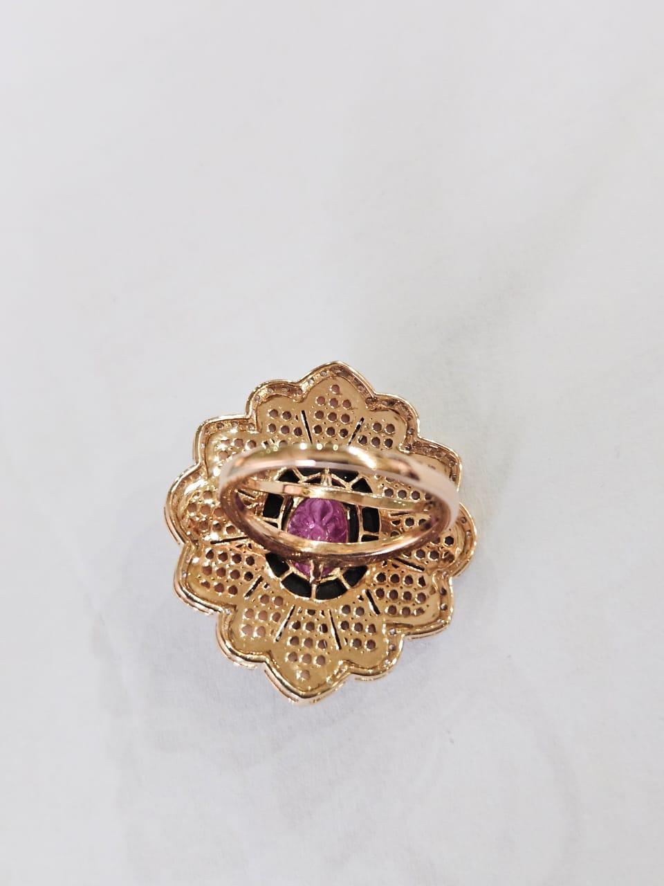 Art Déco Anello da cocktail con tormalina, onice nera, opali rosa e diamanti incastonati in oro 18 carati in vendita