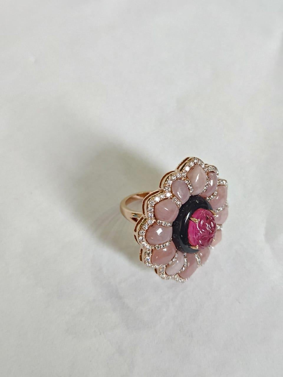 Taglio rotondo Anello da cocktail con tormalina, onice nera, opali rosa e diamanti incastonati in oro 18 carati in vendita