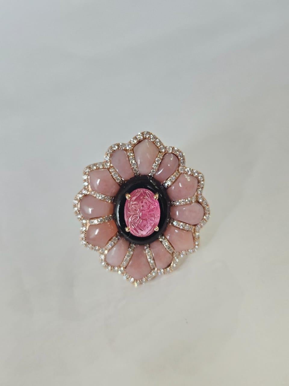 Anello da cocktail con tormalina, onice nera, opali rosa e diamanti incastonati in oro 18 carati In condizioni Nuovo in vendita a Hong Kong, HK