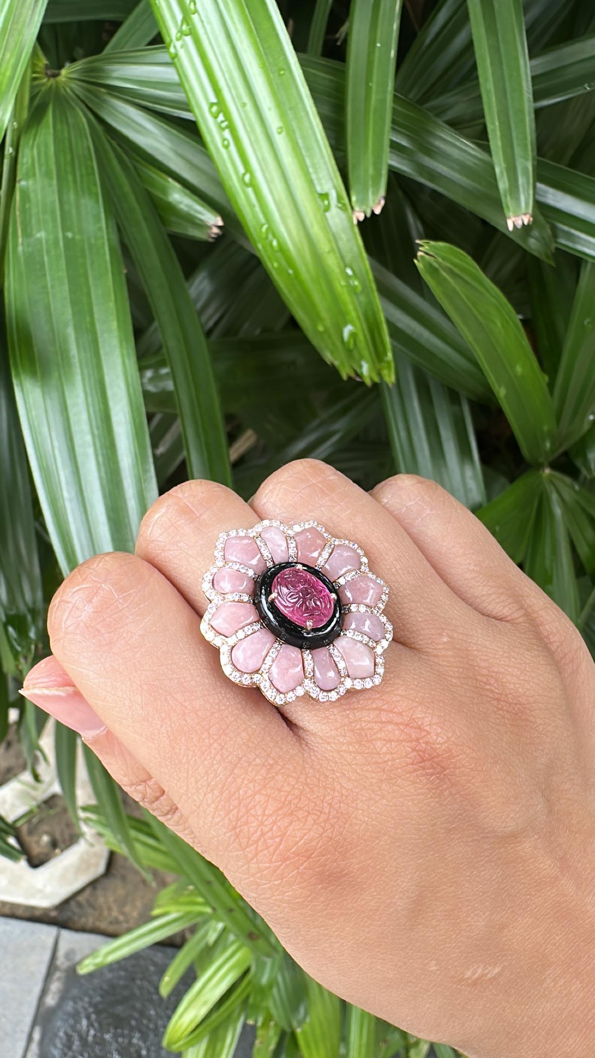 Anello da cocktail con tormalina, onice nera, opali rosa e diamanti incastonati in oro 18 carati in vendita 1