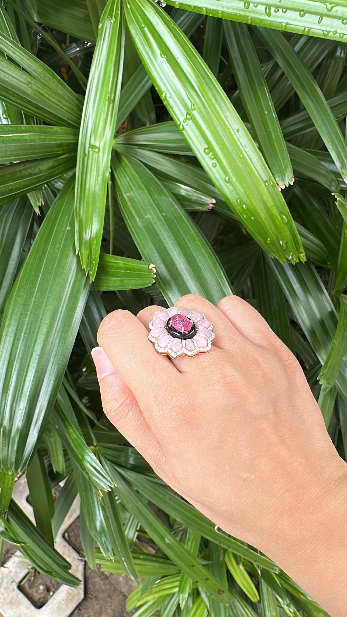 Anello da cocktail con tormalina, onice nera, opali rosa e diamanti incastonati in oro 18 carati in vendita 3