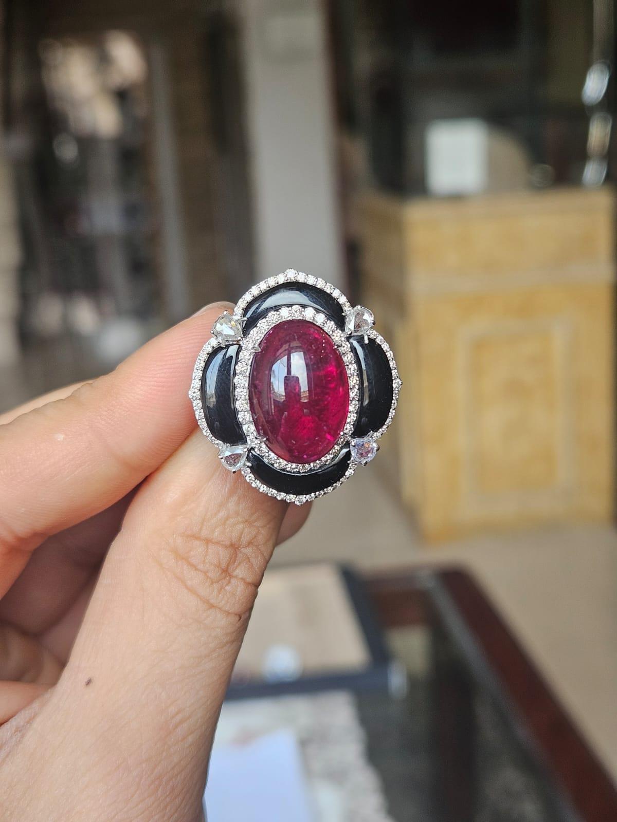 Un precioso anillo de cóctel de turmalina y ónice negro, de estilo moderno, engastado en oro blanco de 18 quilates y diamantes naturales. El peso del Cabujón de Turmalina es de 12.32 quilates. El peso del Ónice Negro tallado a medida es de 4,67