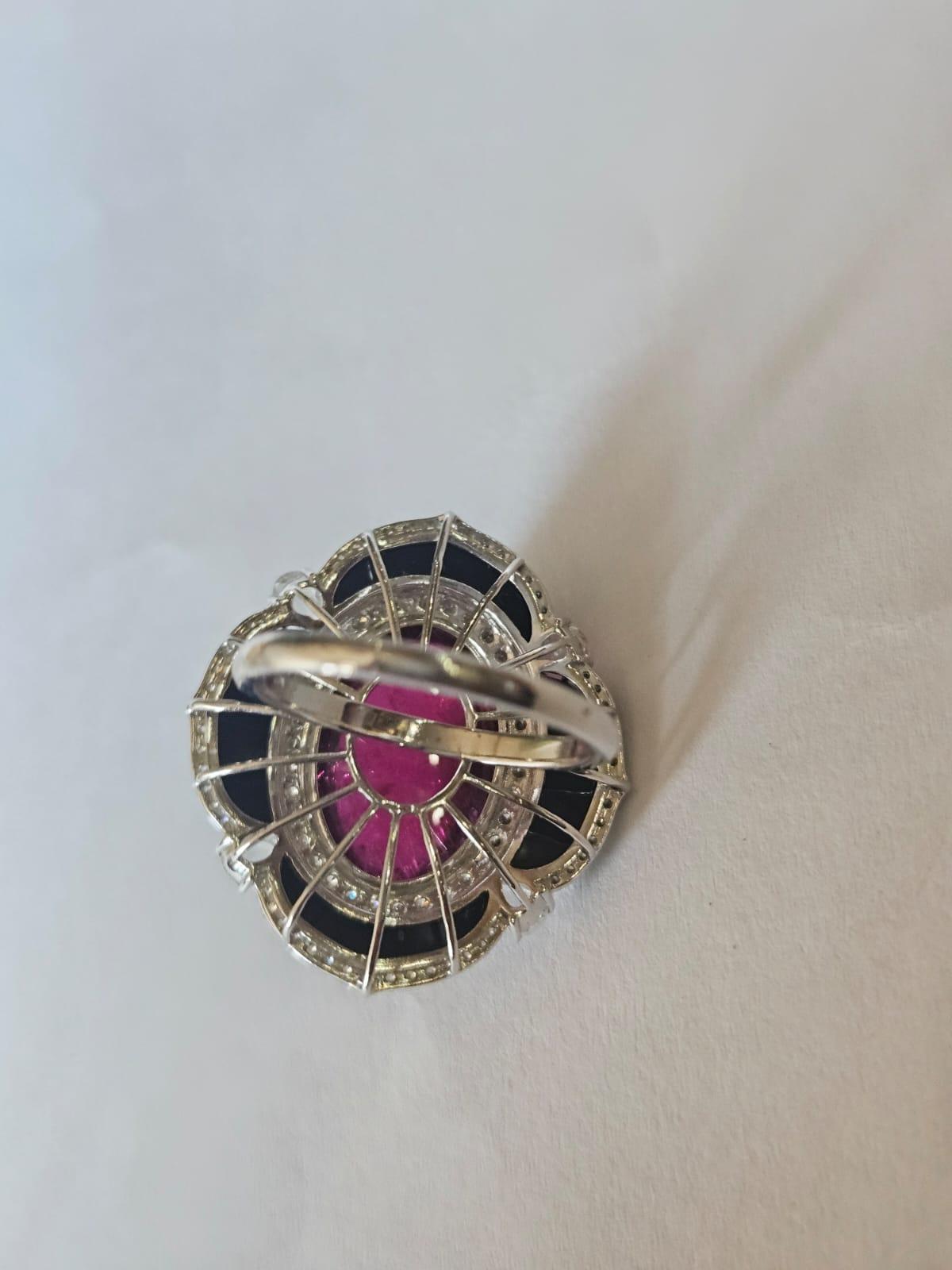 Anillo de cóctel engastado en oro de 18 quilates, cabujón de turmalina, ónice negro y diamantes Art Decó en venta
