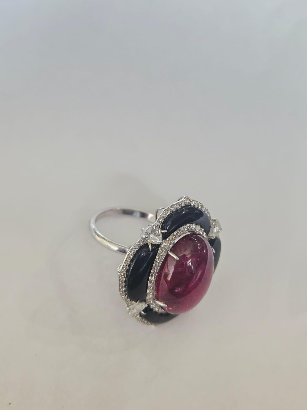 Anillo de cóctel engastado en oro de 18 quilates, cabujón de turmalina, ónice negro y diamantes Cabujón en venta