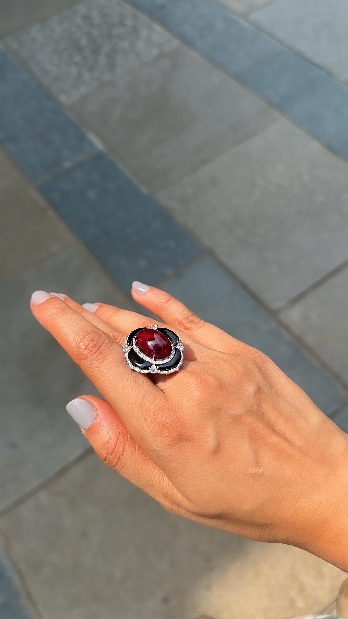 Femenino o masculino Anillo de cóctel engastado en oro de 18 quilates, cabujón de turmalina, ónice negro y diamantes en venta