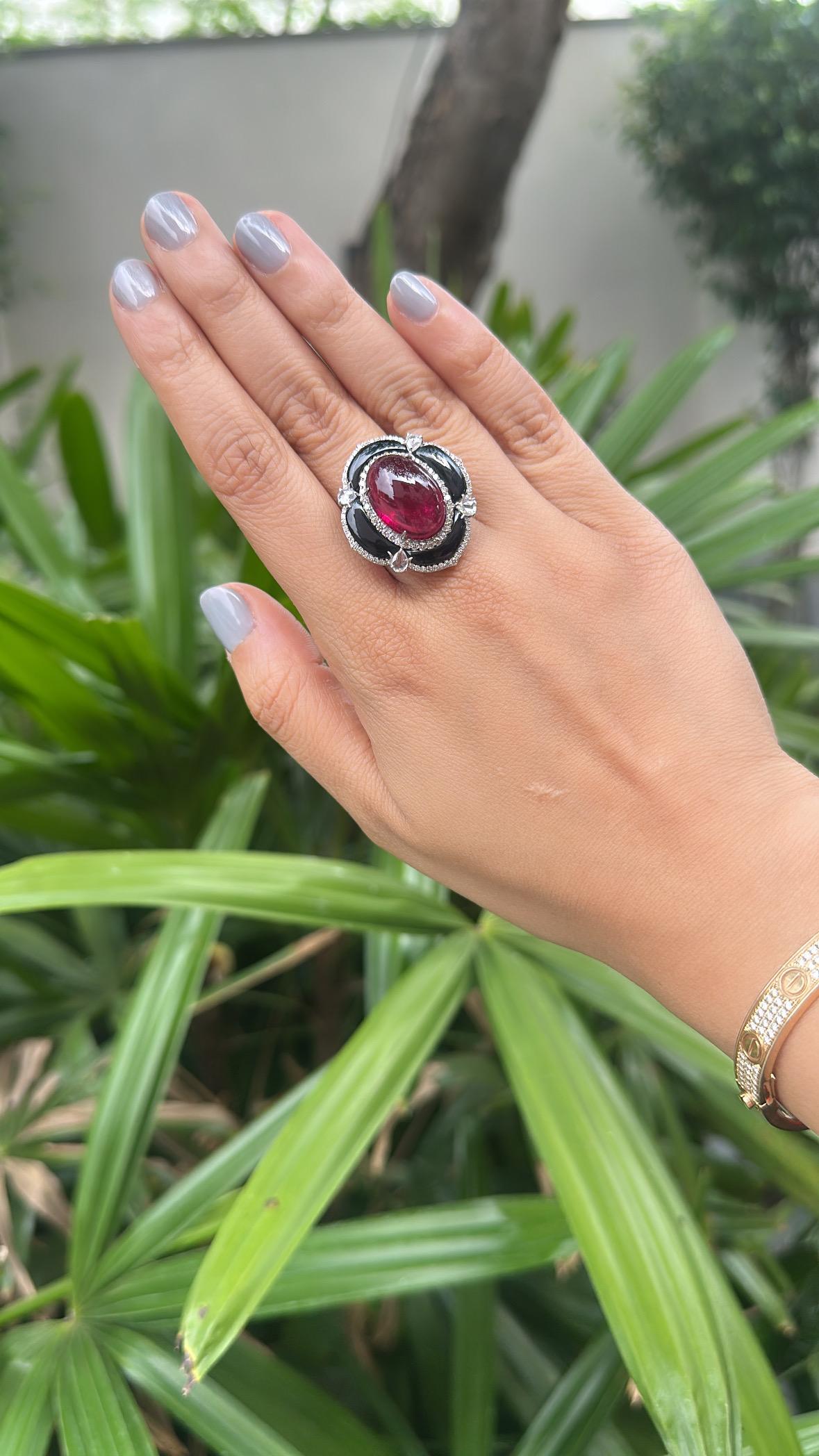 Anillo de cóctel engastado en oro de 18 quilates, cabujón de turmalina, ónice negro y diamantes en venta 1