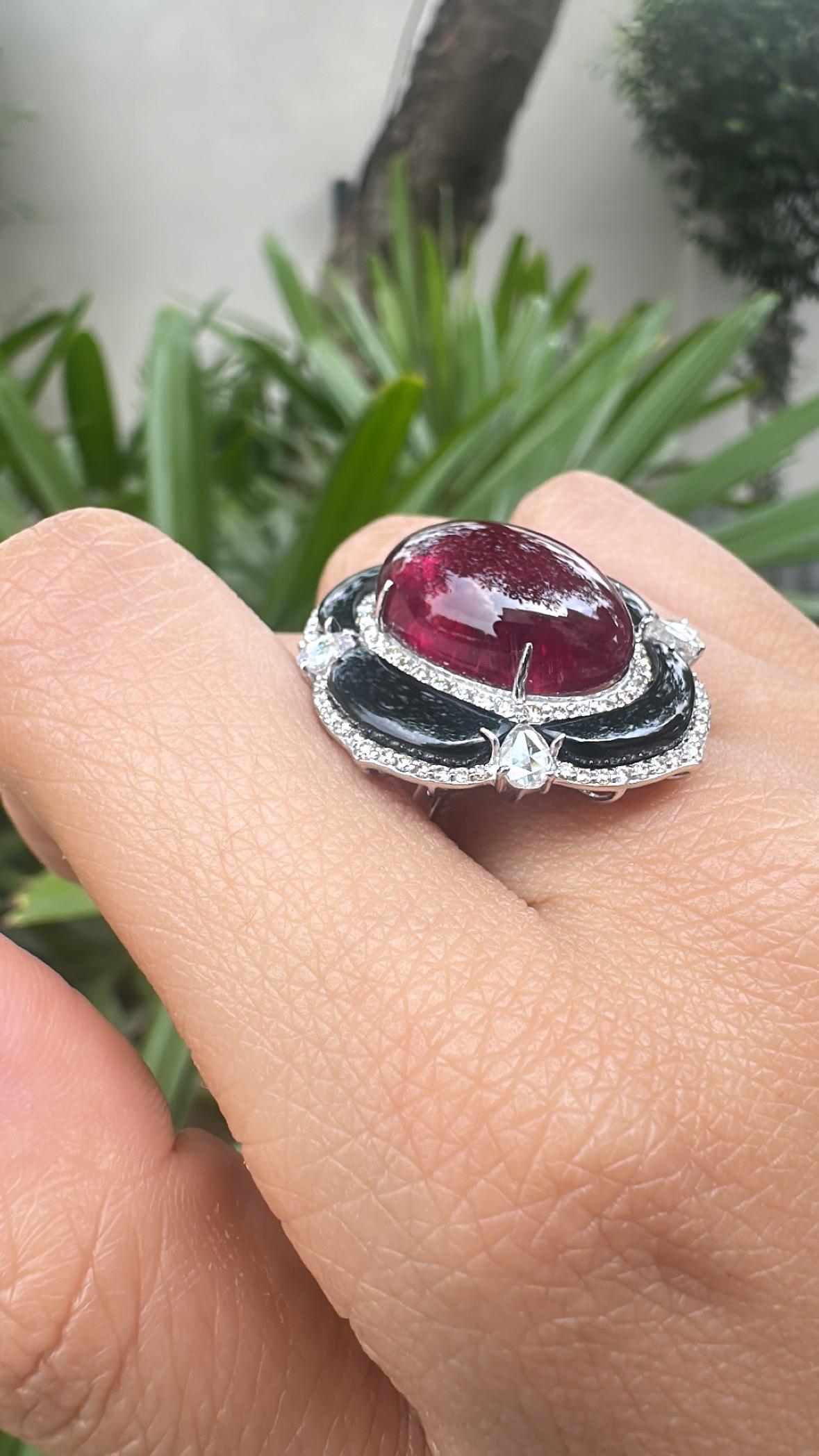 Anillo de cóctel engastado en oro de 18 quilates, cabujón de turmalina, ónice negro y diamantes en venta 2