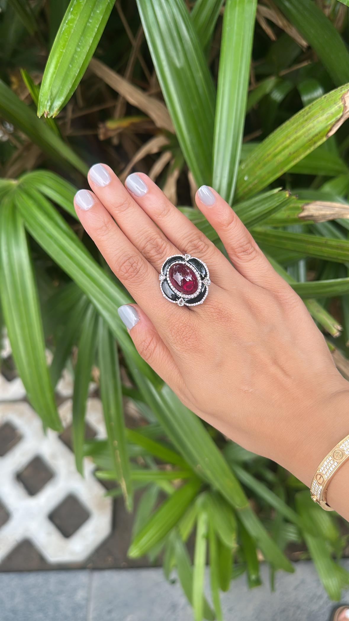 Anillo de cóctel engastado en oro de 18 quilates, cabujón de turmalina, ónice negro y diamantes en venta 3