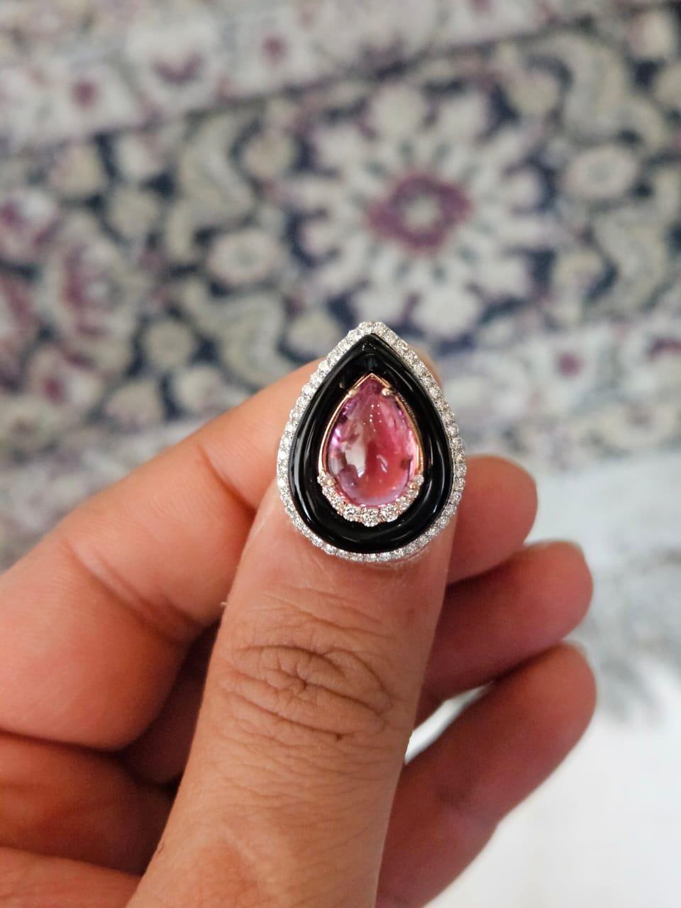 Ein sehr schöner Verlobungsring mit Turmalin und schwarzem Onyx in 18K Gold und natürlichen Diamanten. Das Gewicht des Turmalin-Cabochons beträgt 4.35 Karat. Das Gewicht des Schwarzen Onyx beträgt 3.45 Karat. Das Gewicht der Diamanten beträgt 0,45