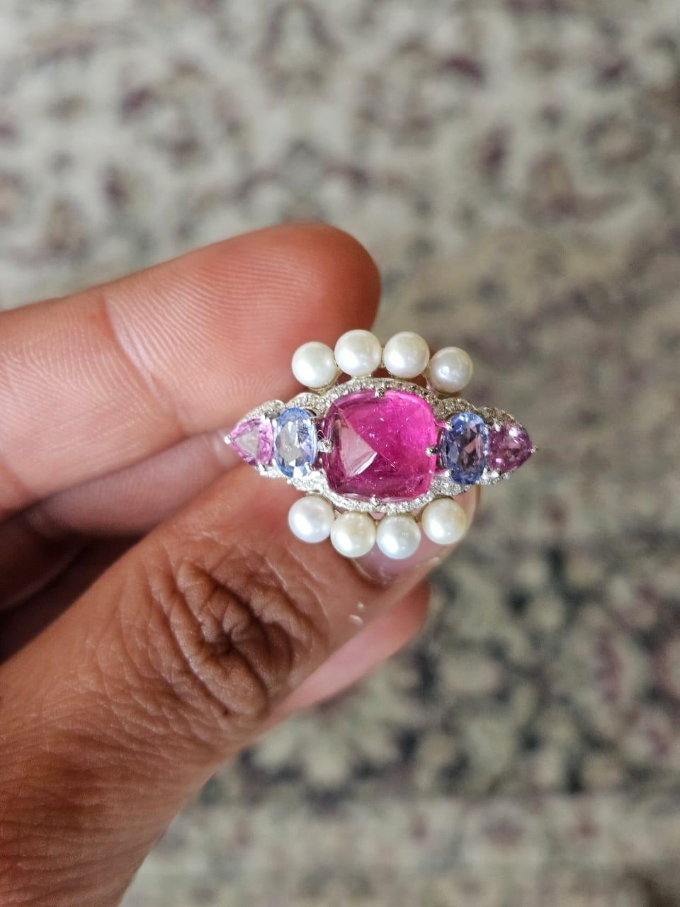 Une très belle bague de mariage en or blanc 18 carats avec tourmaline, saphirs multiples et perles d'eau douce, de style moderne et sertie de diamants naturels. Le poids de la tourmaline Sugarloaf est de 4,39 carats. Le poids des saphirs multiples