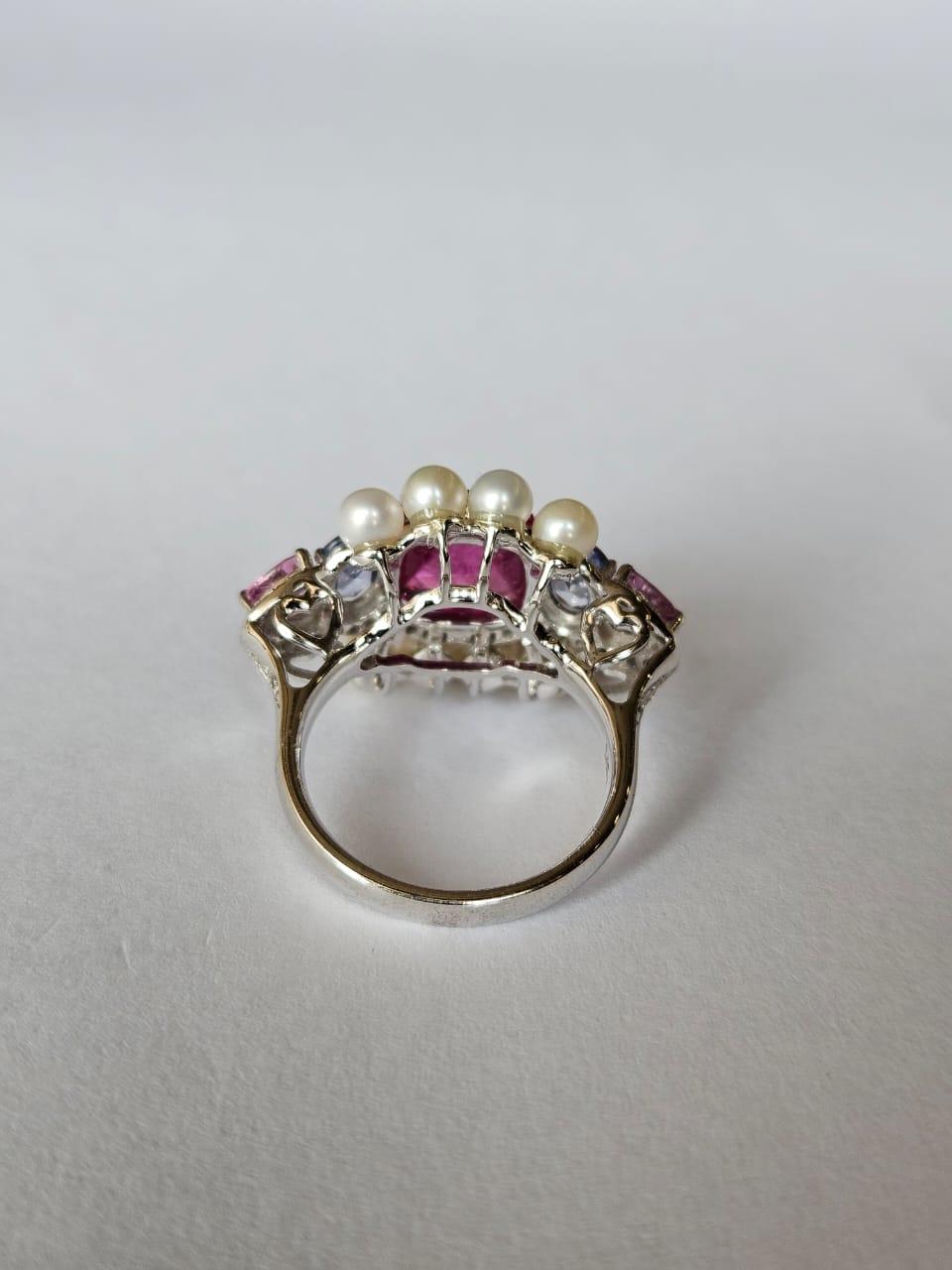 Mouvement esthétique Bague en or 18 carats, tourmaline, plusieurs saphirs, perles d'eau douce et diamants en vente