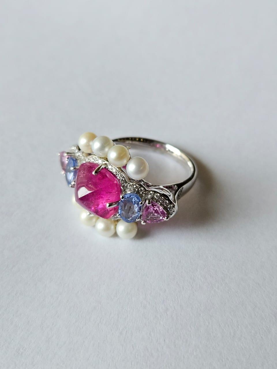 Taille cabochon « sugarloaf » Bague en or 18 carats, tourmaline, plusieurs saphirs, perles d'eau douce et diamants en vente