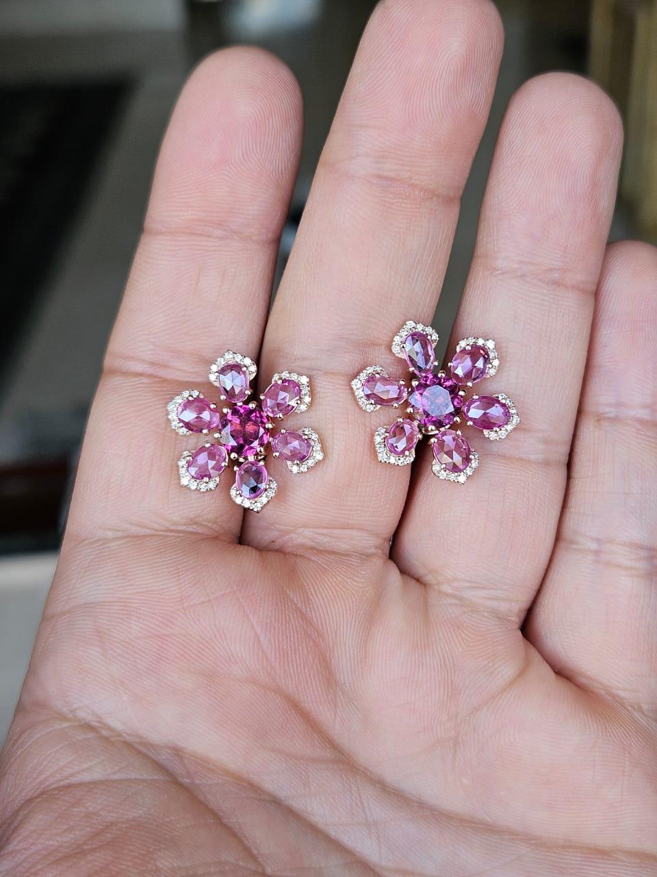 Un bellissimo orecchino con tormalina e zaffiri rosa, in oro rosa 18 carati e diamanti naturali, dallo stile moderno. Il peso della tormalina è di 1,51 carati. Il peso dello Zaffiro Rosa Taglio Rosa è di 3.49 carati. Gli zaffiri rosa sono di origine