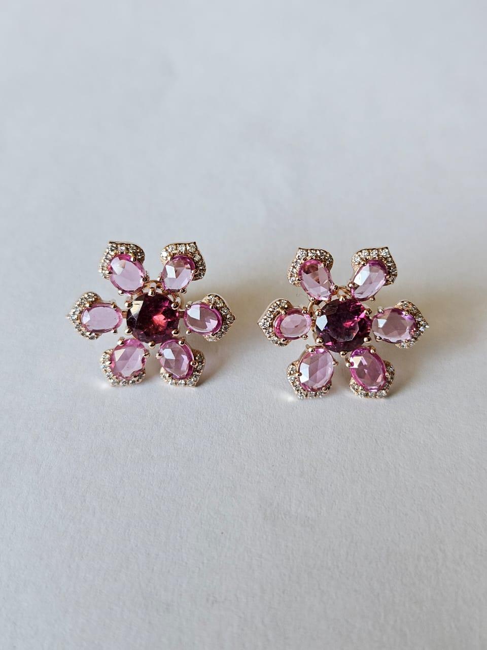 Orecchini con tormaline, zaffiri rosa di Ceylon e diamanti incastonati in oro 18 carati In condizioni Nuovo in vendita a Hong Kong, HK