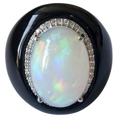 Cocktail-/Dome-Ring aus 18 Karat Gold, weißem äthiopischem Opal, schwarzem Onyx und Diamanten