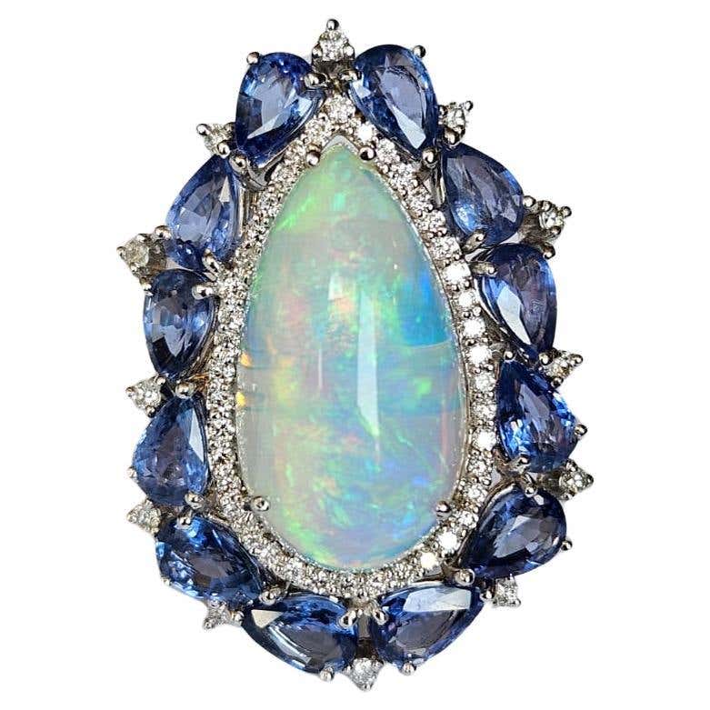 Anello da cocktail con opale bianco etiope, zaffiri blu e diamanti, incastonati in oro 18 carati