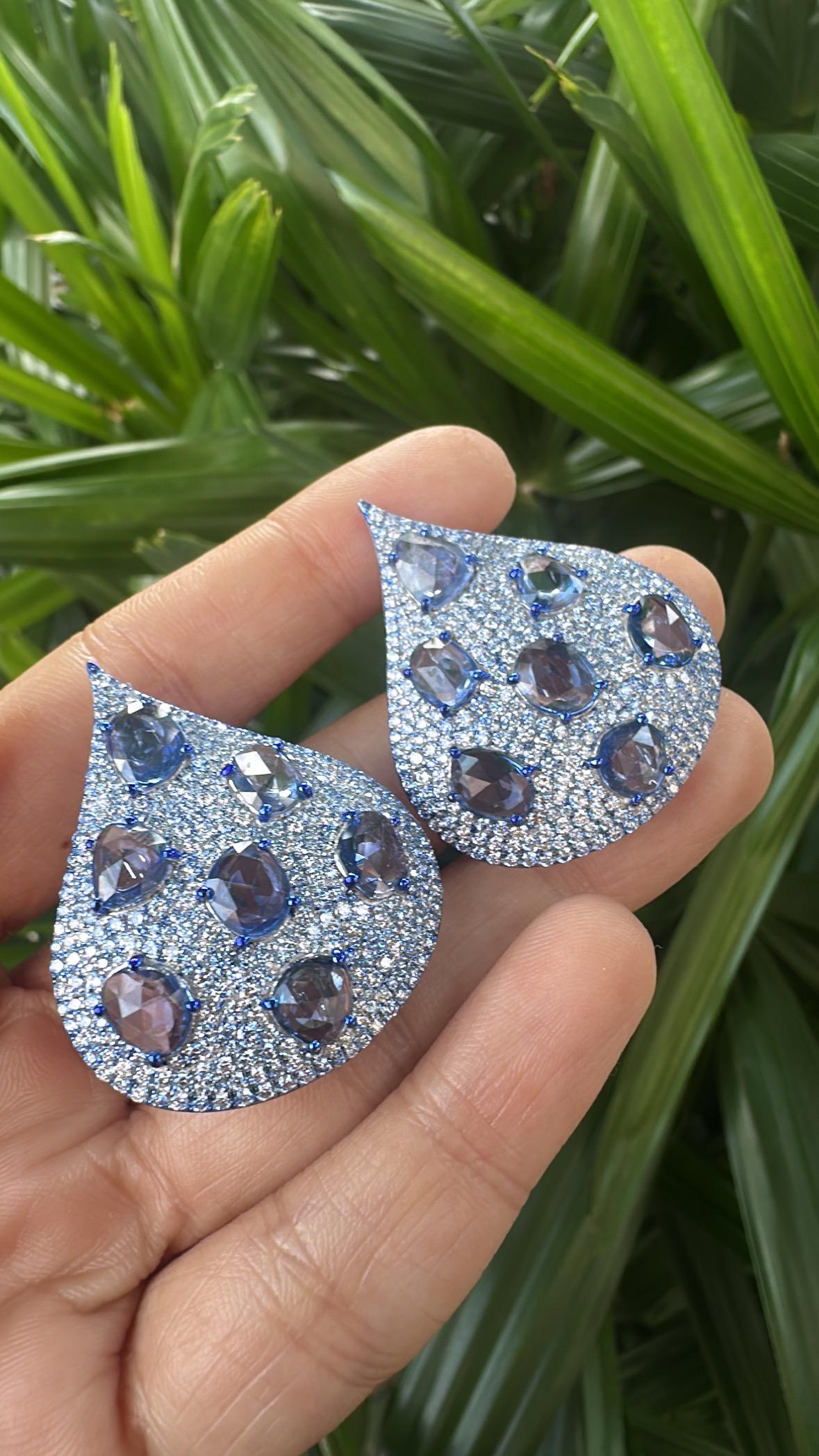 Boucles d'oreilles en or 18 carats avec rhodium bleu, saphirs bleus de Ceylan et diamants en vente 4