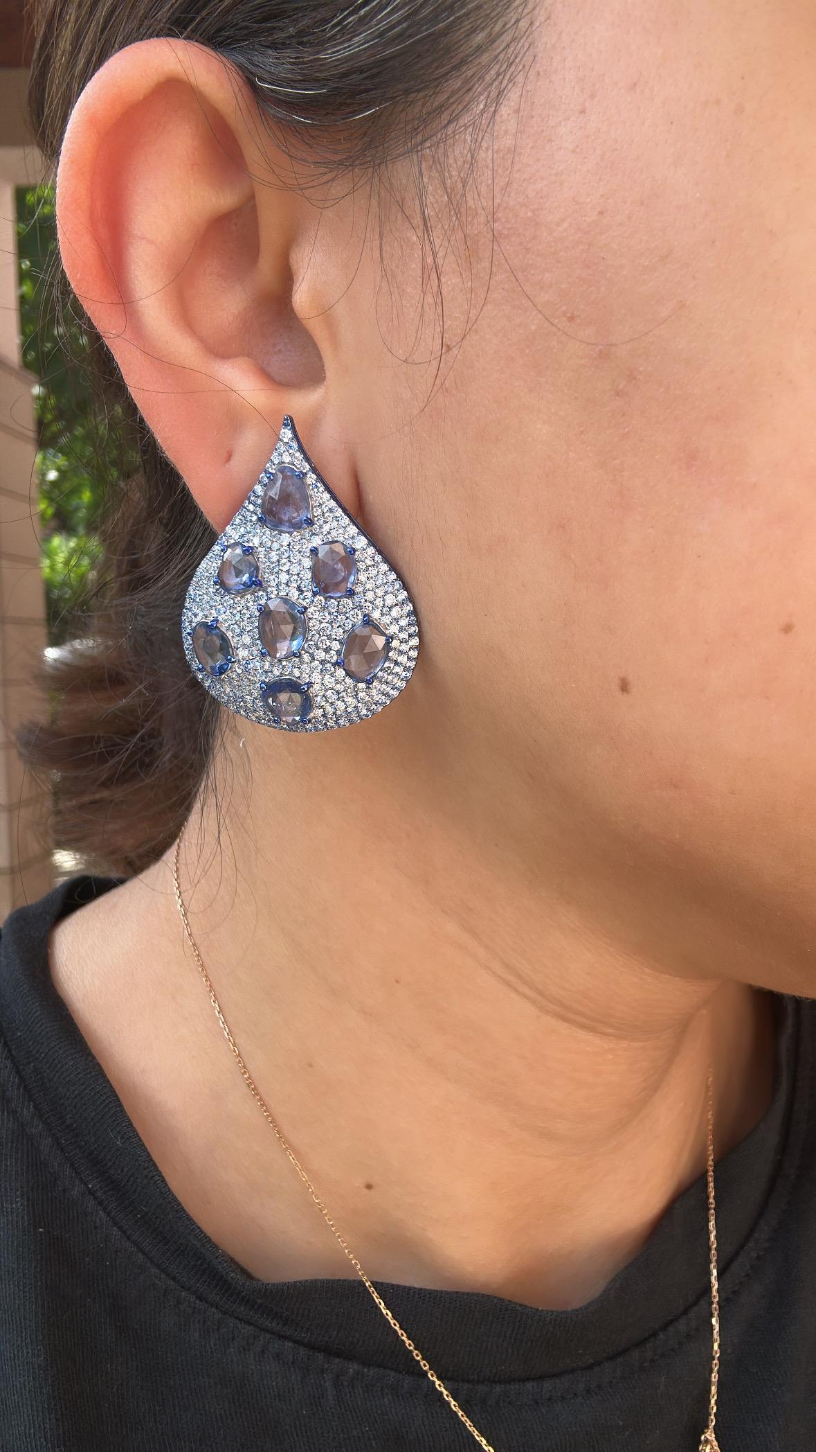 Boucles d'oreilles en or 18 carats avec rhodium bleu, saphirs bleus de Ceylan et diamants en vente 5