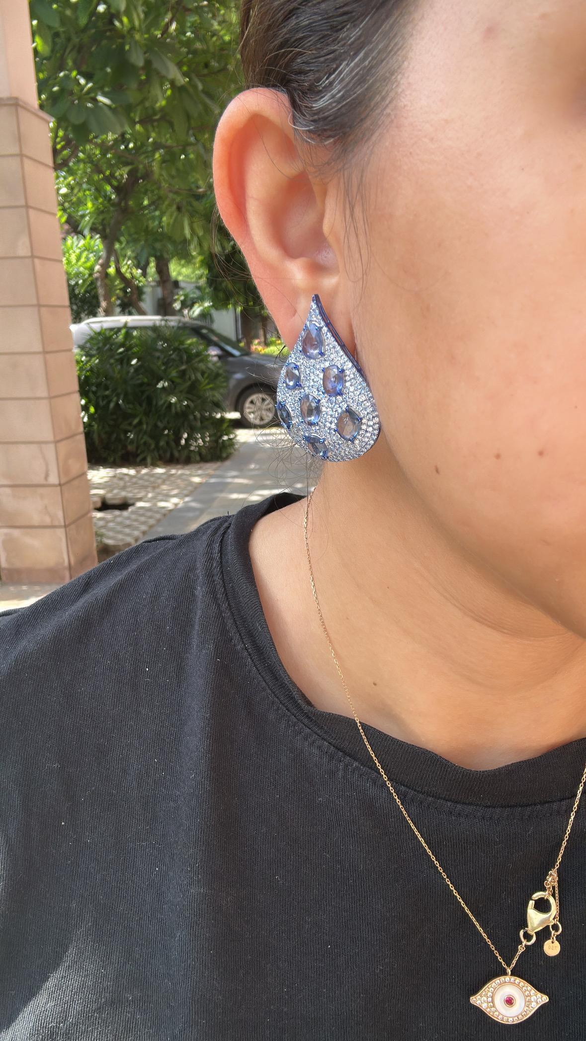 Boucles d'oreilles en or 18 carats avec rhodium bleu, saphirs bleus de Ceylan et diamants en vente 6