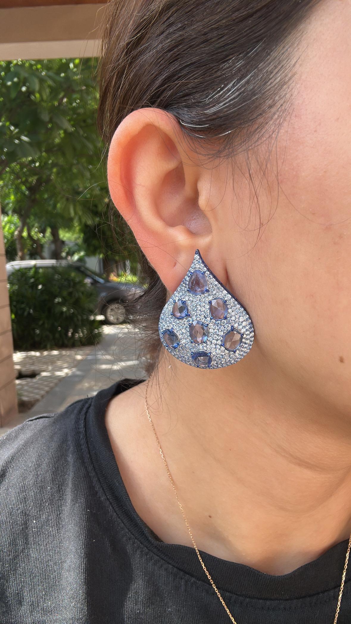 Boucles d'oreilles en or 18 carats avec rhodium bleu, saphirs bleus de Ceylan et diamants en vente 7