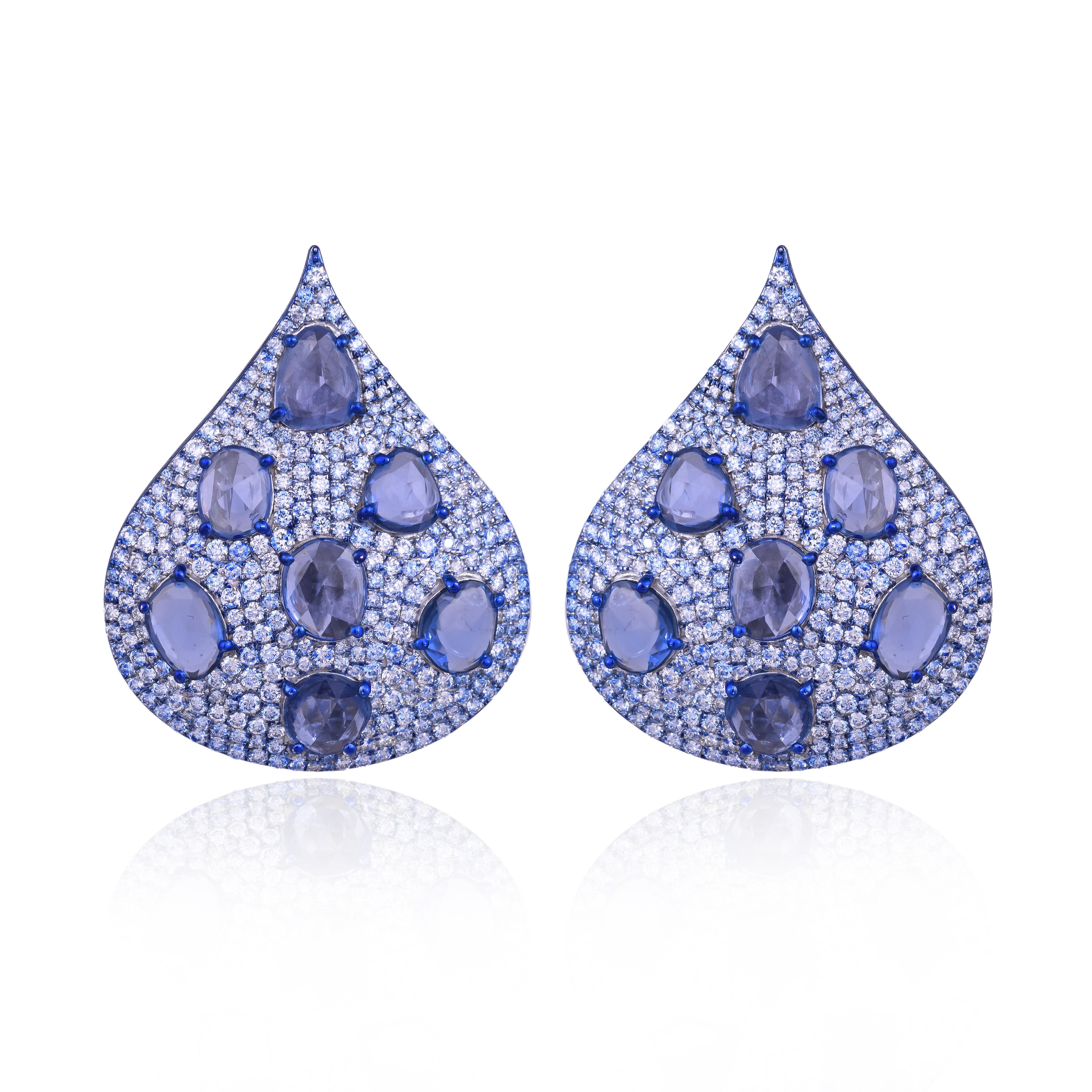 Magnifiques boucles d'oreilles de style moderne en saphirs bleus serties en or 18 carats avec rhodium bleu et diamants naturels. Le poids des saphirs bleus est de 12.46 carats. Les saphirs bleus sont originaires de Ceylan. Le poids des diamants est