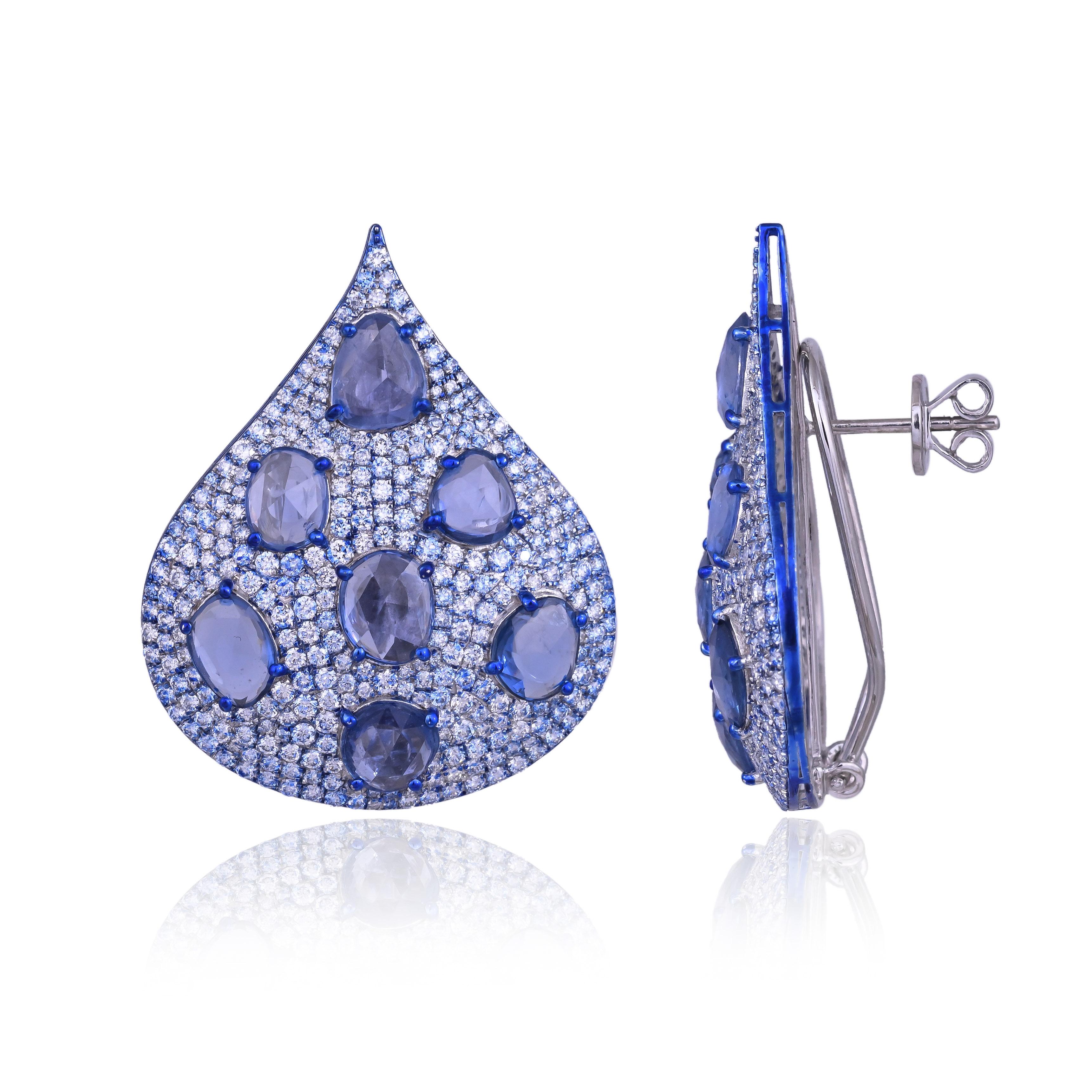 Moderne Boucles d'oreilles en or 18 carats avec rhodium bleu, saphirs bleus de Ceylan et diamants en vente