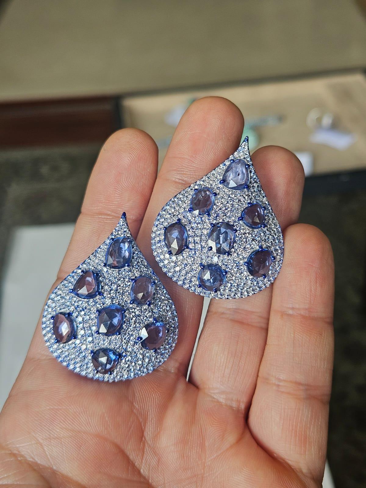 Taille rose Boucles d'oreilles en or 18 carats avec rhodium bleu, saphirs bleus de Ceylan et diamants en vente