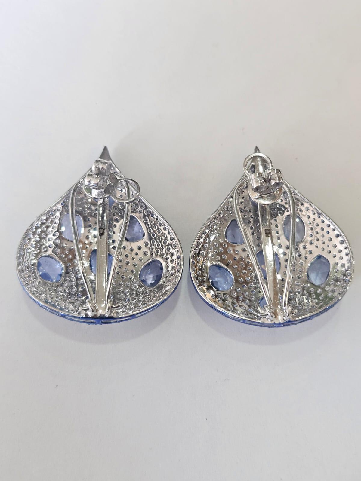 Boucles d'oreilles en or 18 carats avec rhodium bleu, saphirs bleus de Ceylan et diamants Neuf - En vente à Hong Kong, HK