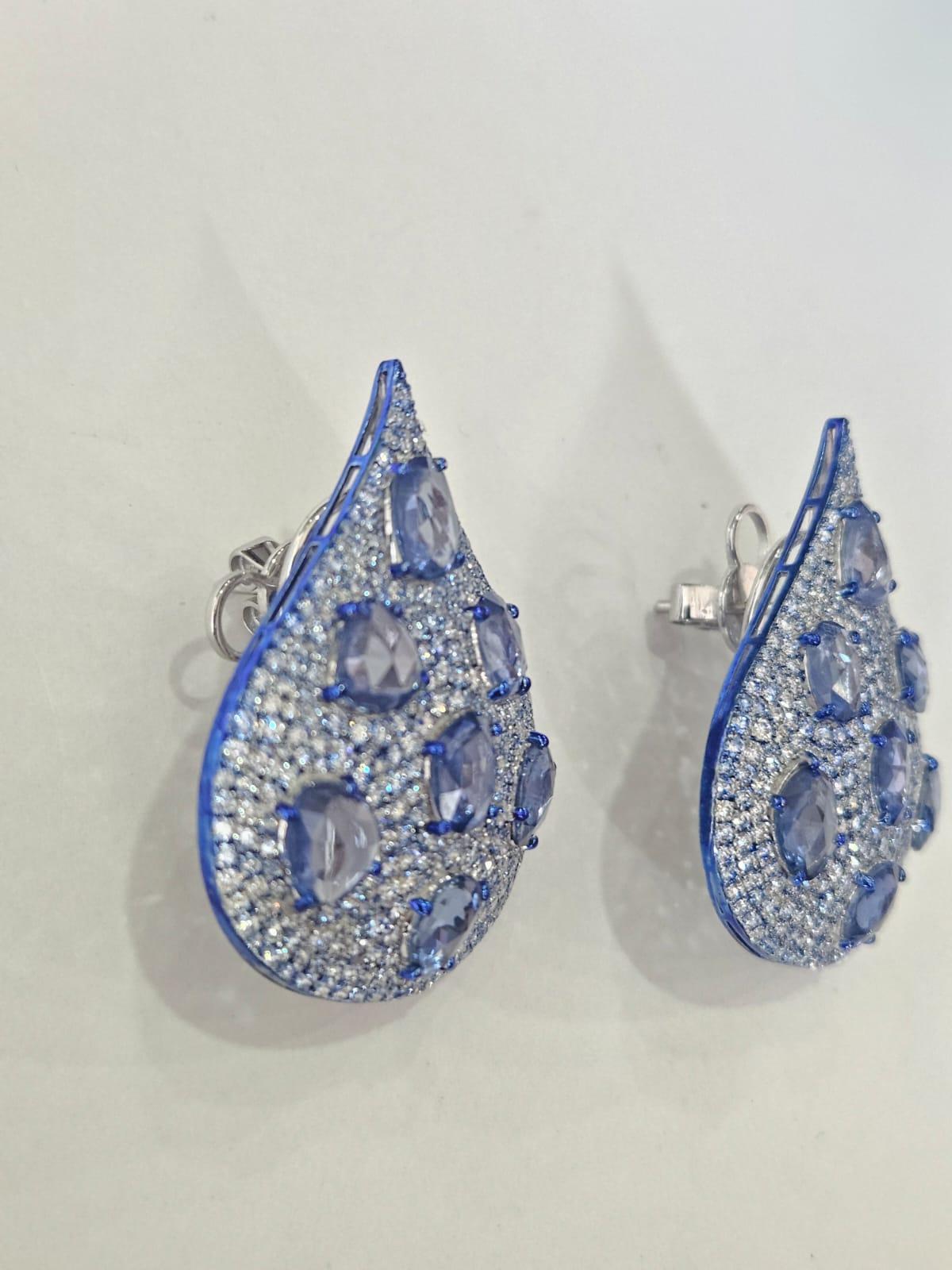 Boucles d'oreilles en or 18 carats avec rhodium bleu, saphirs bleus de Ceylan et diamants Unisexe en vente