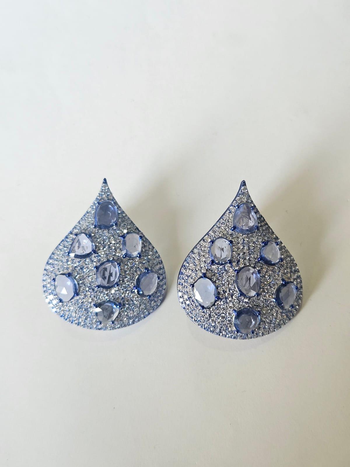 Boucles d'oreilles en or 18 carats avec rhodium bleu, saphirs bleus de Ceylan et diamants en vente 1