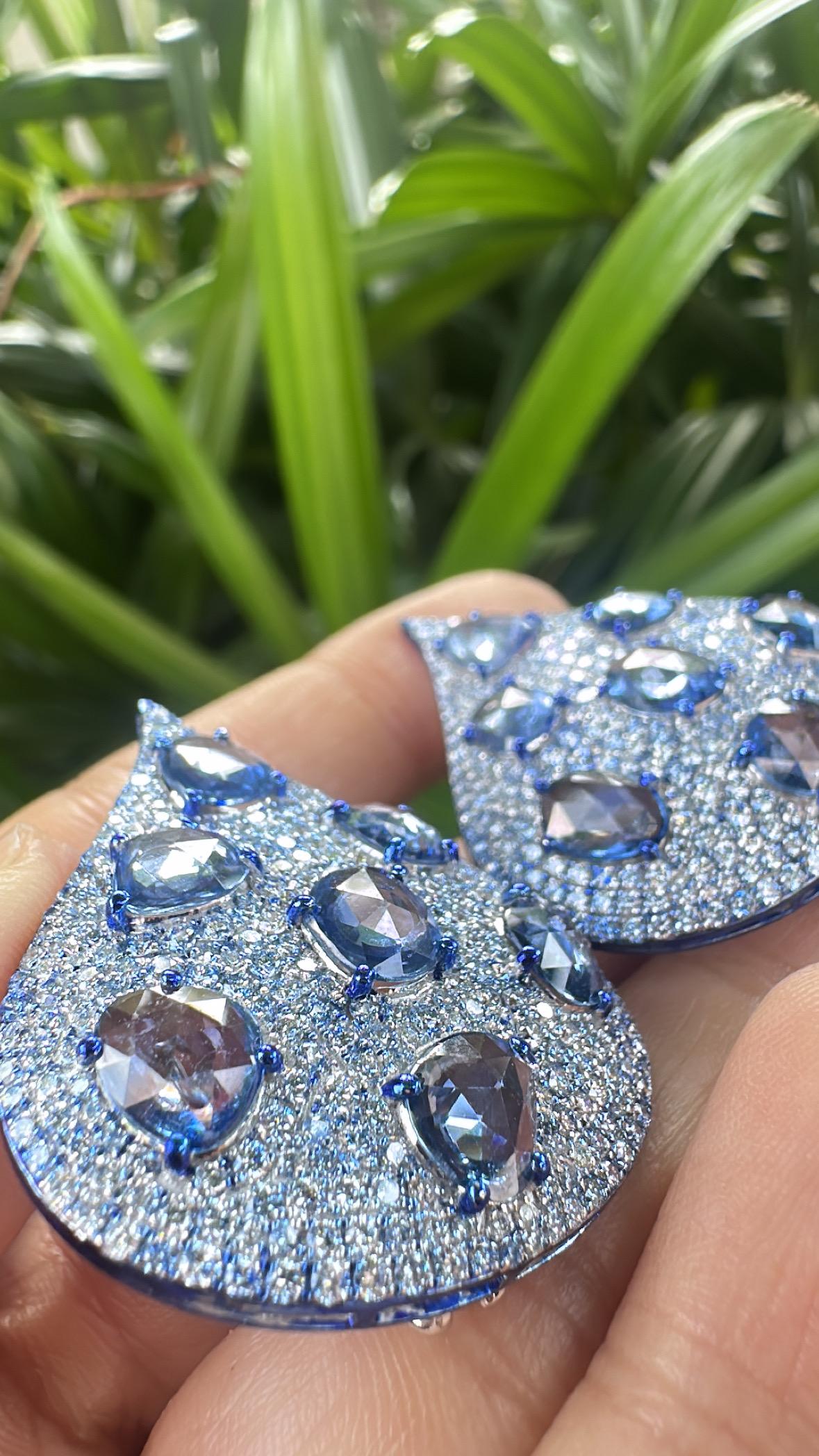 Boucles d'oreilles en or 18 carats avec rhodium bleu, saphirs bleus de Ceylan et diamants en vente 2
