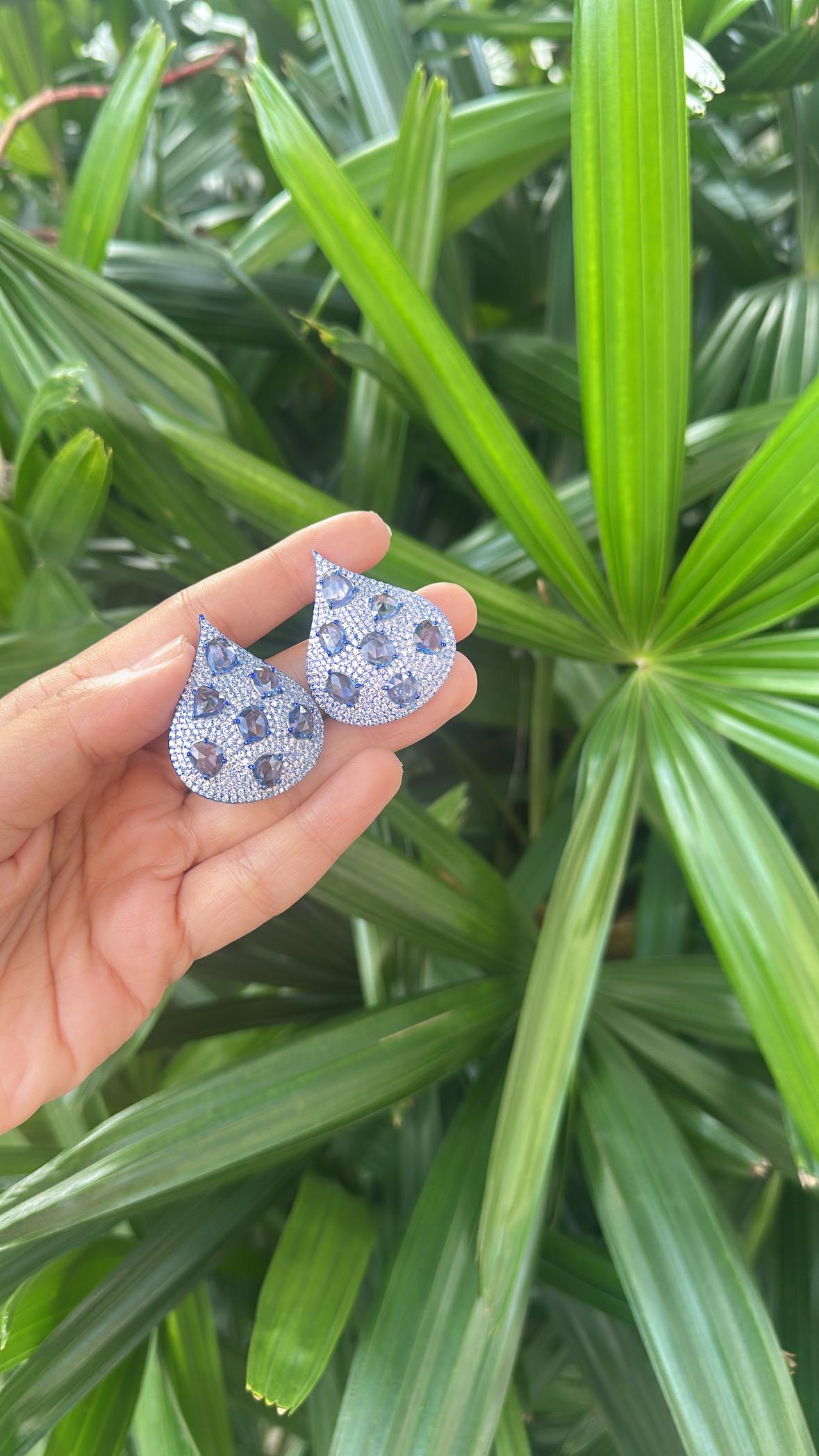Boucles d'oreilles en or 18 carats avec rhodium bleu, saphirs bleus de Ceylan et diamants en vente 3