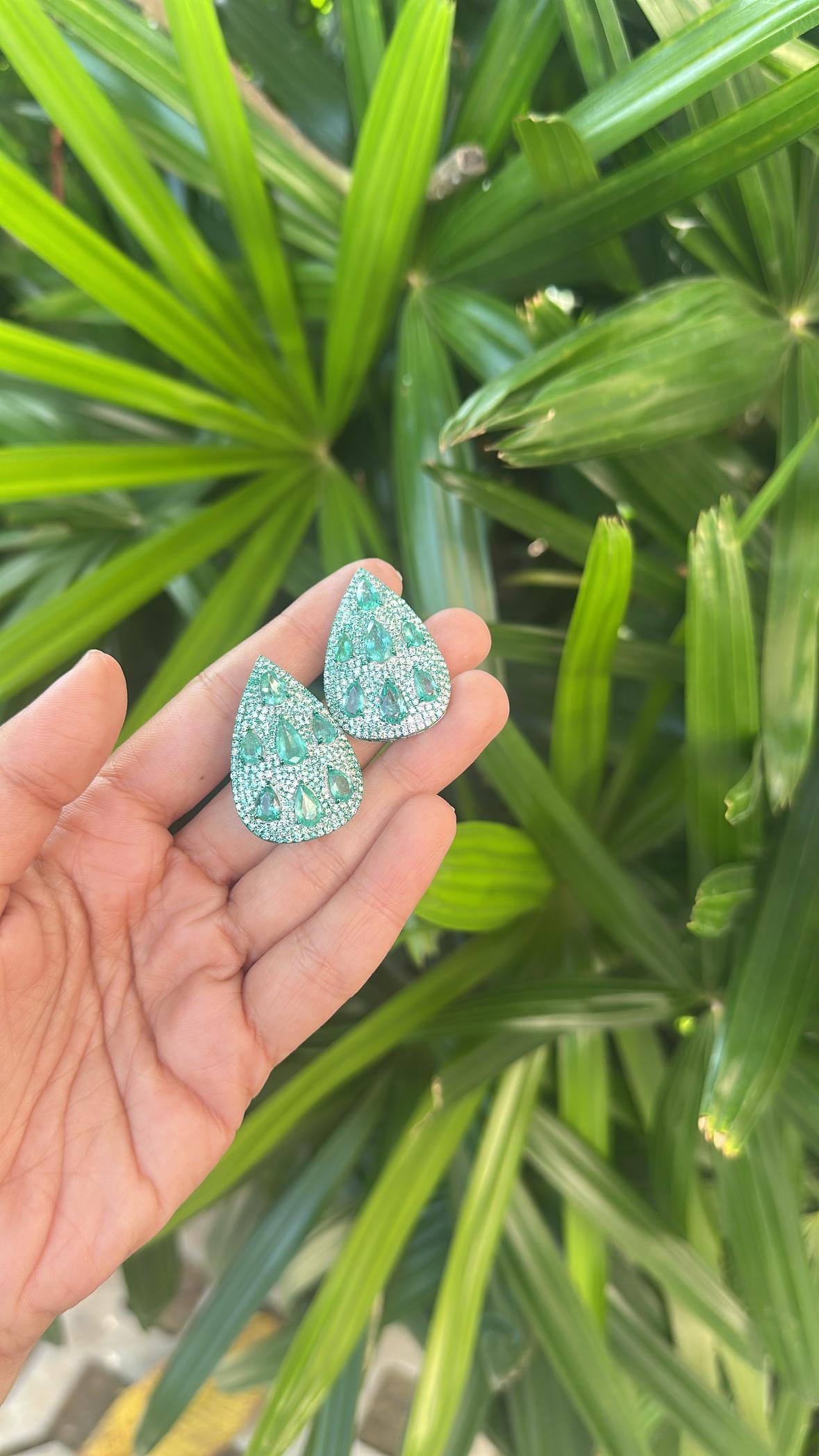 Pendientes de oro de 18 quilates con rodio verde, esmeraldas y diamantes de 8,16 quilates en venta 4