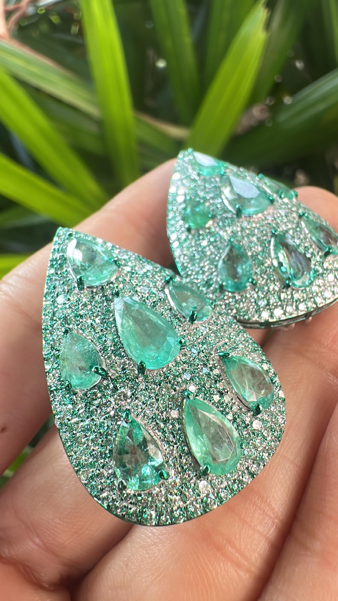 Pendientes de oro de 18 quilates con rodio verde, esmeraldas y diamantes de 8,16 quilates en venta 5