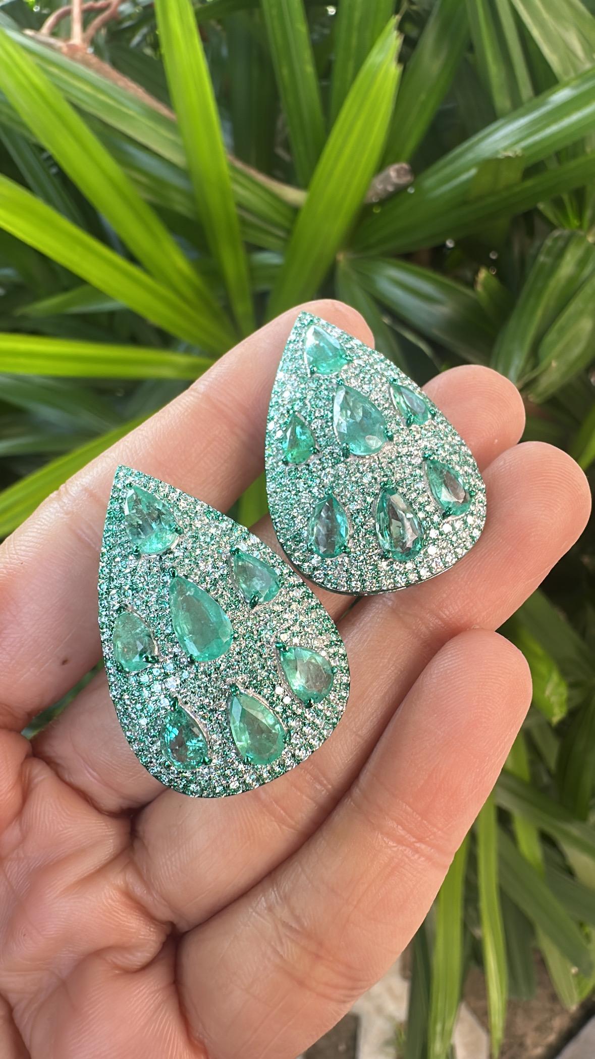 Pendientes de oro de 18 quilates con rodio verde, esmeraldas y diamantes de 8,16 quilates en venta 6