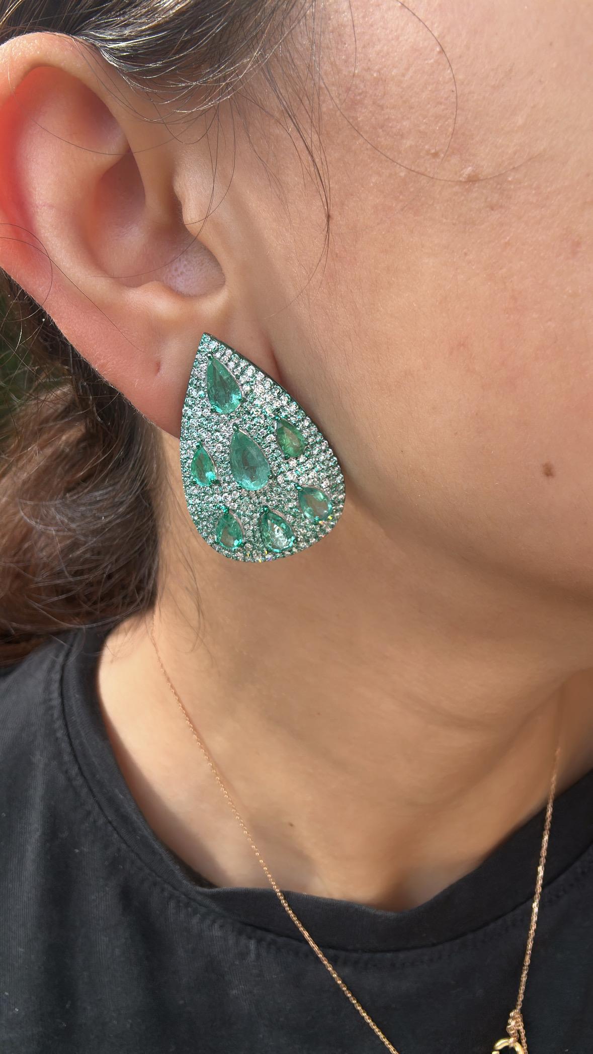 Pendientes de oro de 18 quilates con rodio verde, esmeraldas y diamantes de 8,16 quilates en venta 7