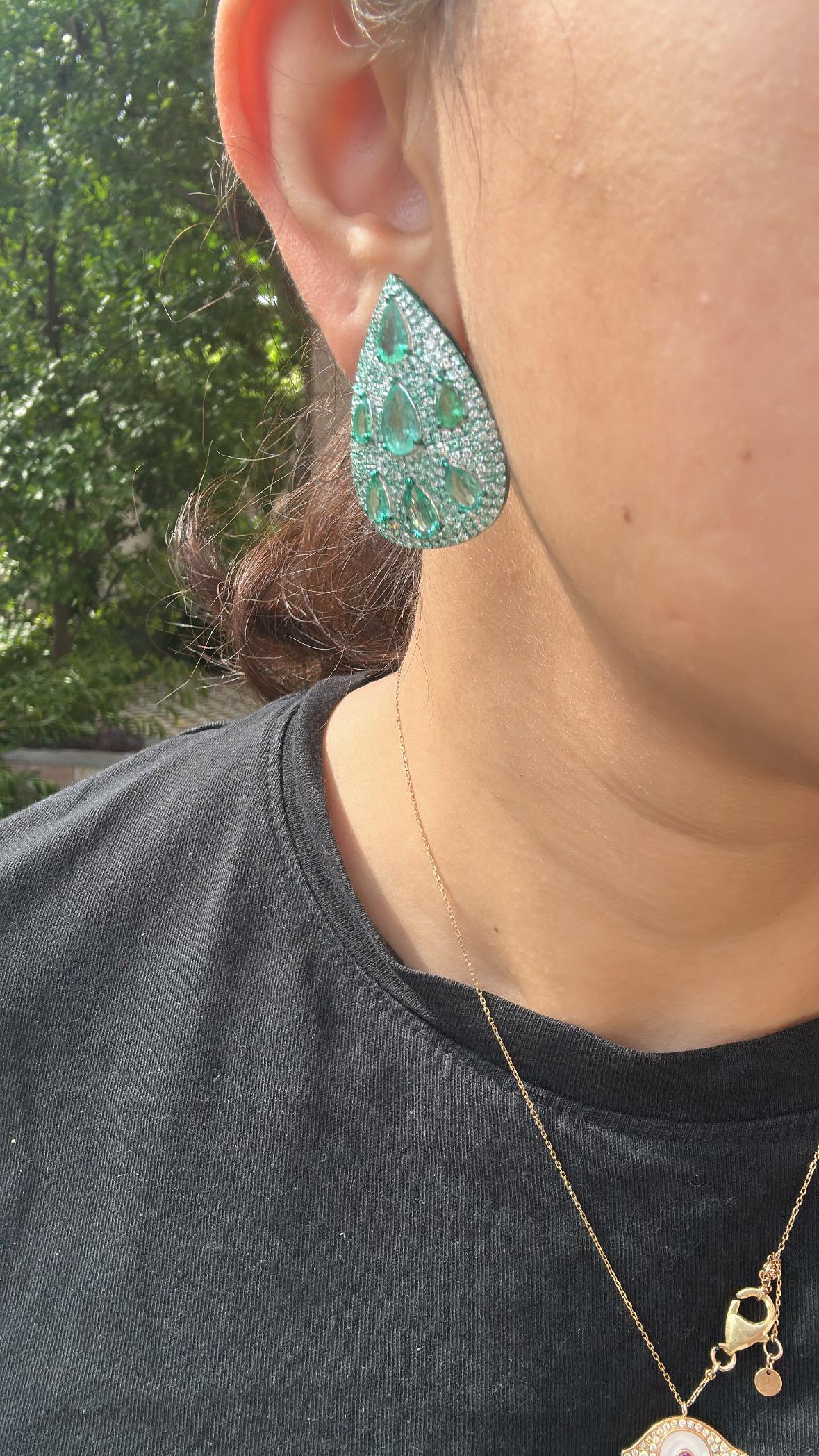 Pendientes de oro de 18 quilates con rodio verde, esmeraldas y diamantes de 8,16 quilates en venta 8