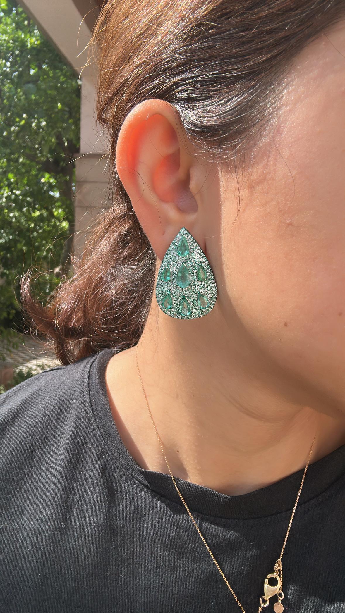 Pendientes de oro de 18 quilates con rodio verde, esmeraldas y diamantes de 8,16 quilates en venta 9