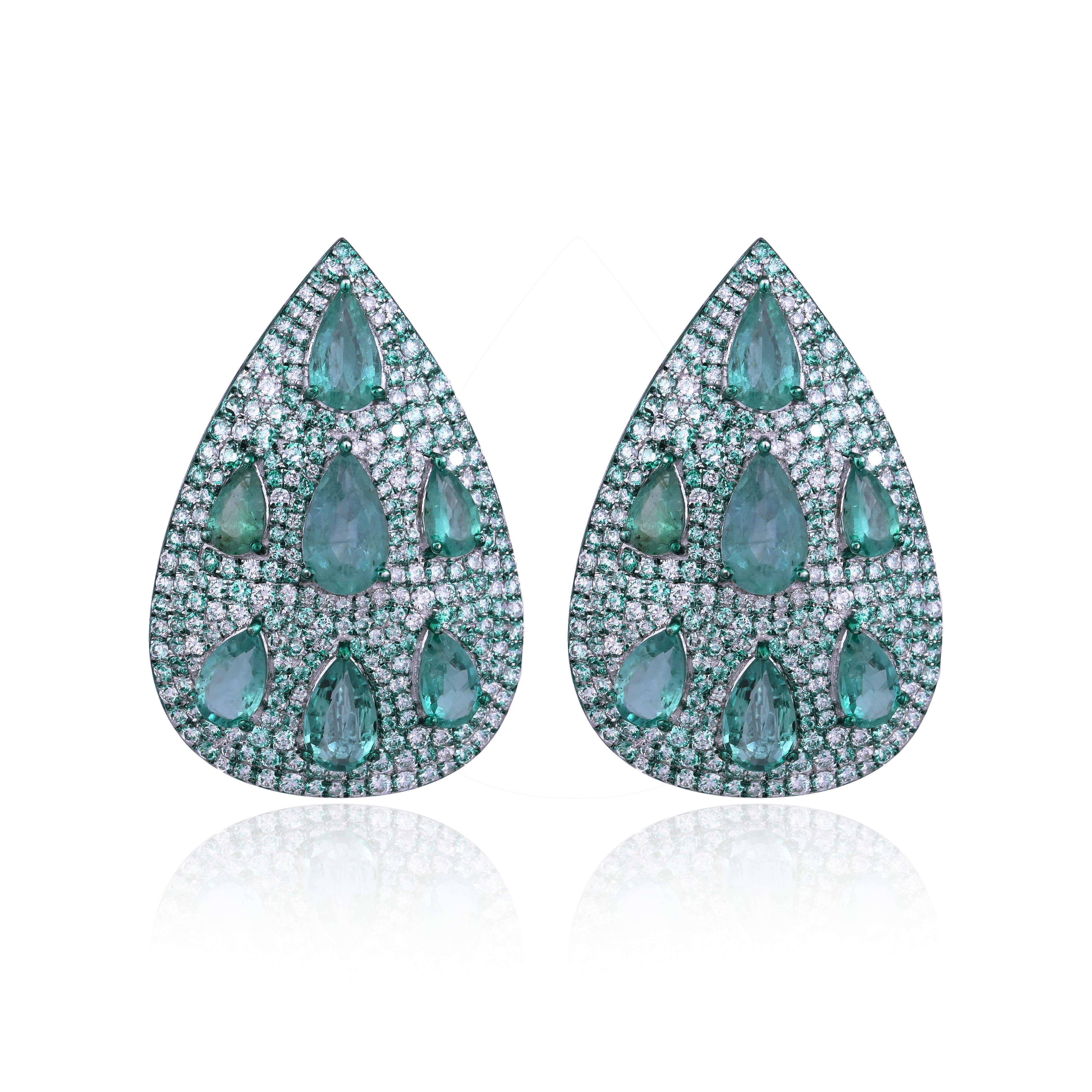 Preciosos pendientes de esmeralda de estilo moderno, engastados en oro de 18 quilates con rodio verde y diamantes naturales. El peso de las Esmeraldas es de 8.16 quilates. Las Esmeraldas son completamente naturales, sin ningún tratamiento y son de