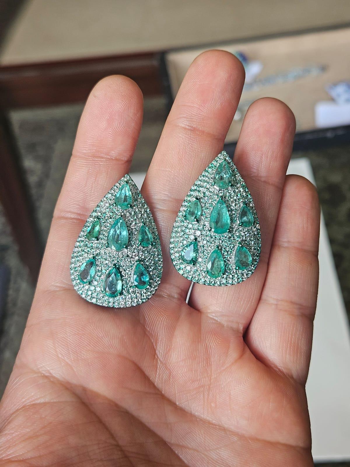 Pendientes de oro de 18 quilates con rodio verde, esmeraldas y diamantes de 8,16 quilates Corte pera en venta