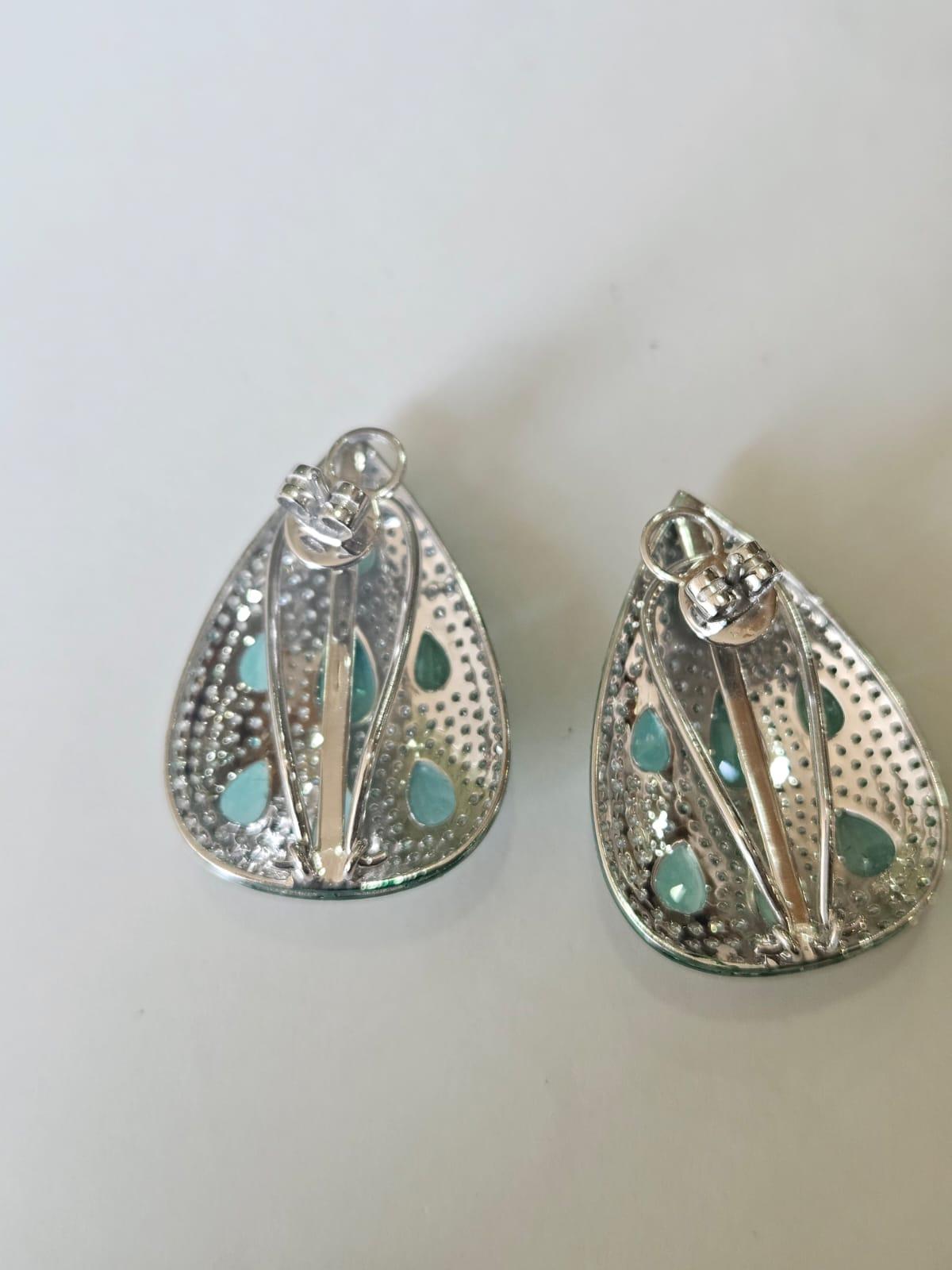 Pendientes de oro de 18 quilates con rodio verde, esmeraldas y diamantes de 8,16 quilates en Nuevo estado para la venta en Hong Kong, HK