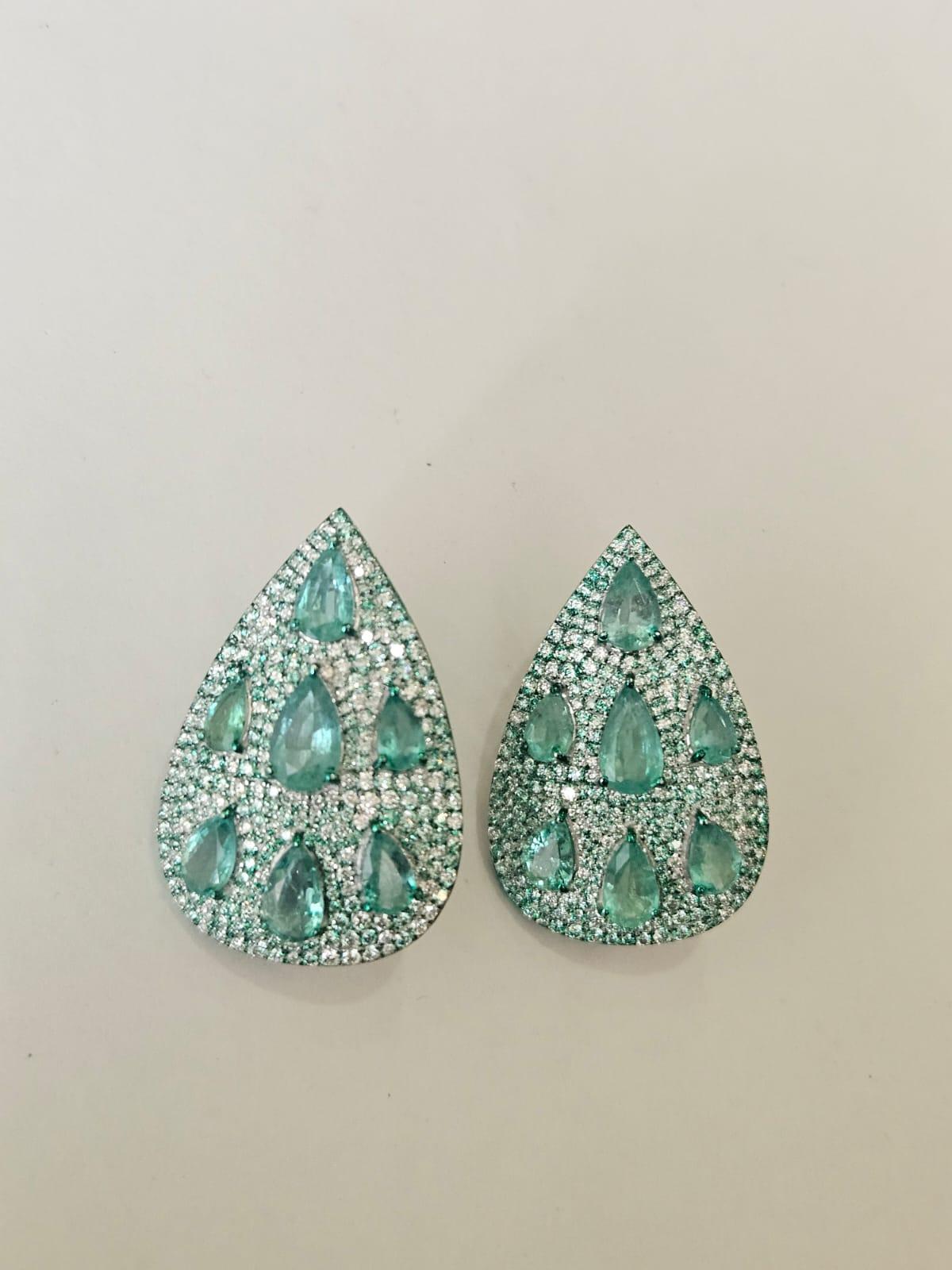 Pendientes de oro de 18 quilates con rodio verde, esmeraldas y diamantes de 8,16 quilates en venta 1