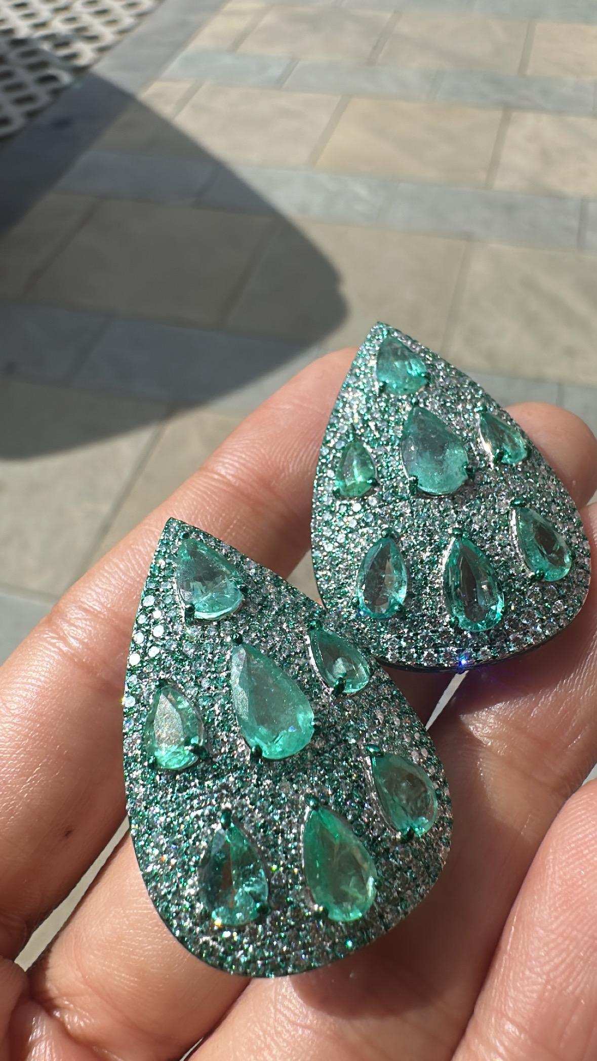 Pendientes de oro de 18 quilates con rodio verde, esmeraldas y diamantes de 8,16 quilates en venta 2