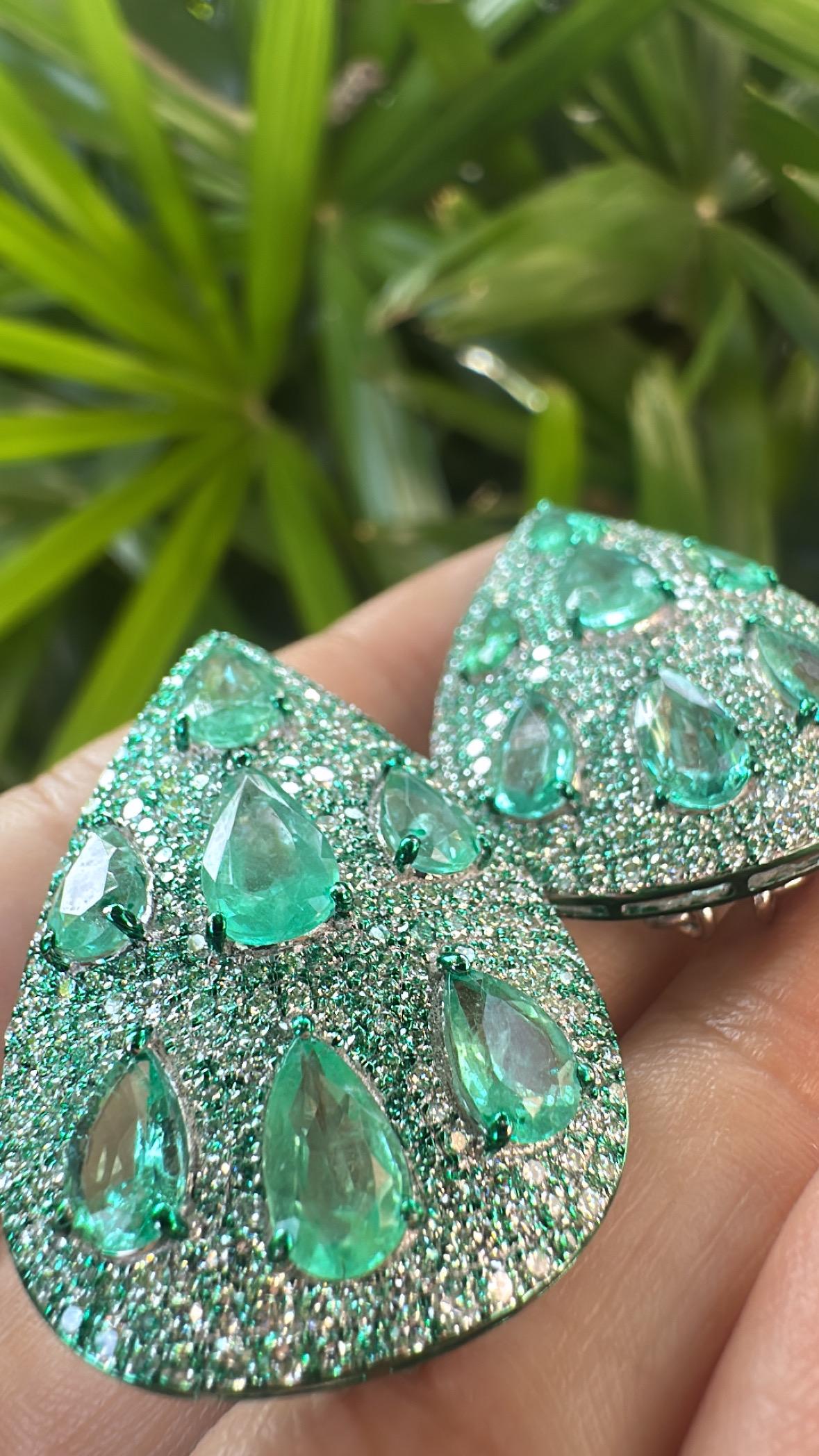 Pendientes de oro de 18 quilates con rodio verde, esmeraldas y diamantes de 8,16 quilates en venta 3