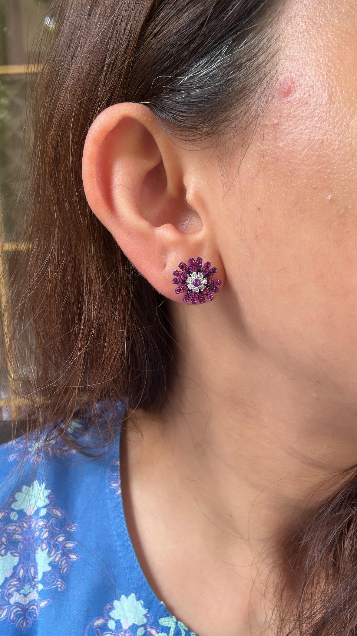 Ohrstecker mit Mosambik-Rubin und Diamanten, gefasst in 18 Karat Gold mit violettem Rhodium im Angebot 4