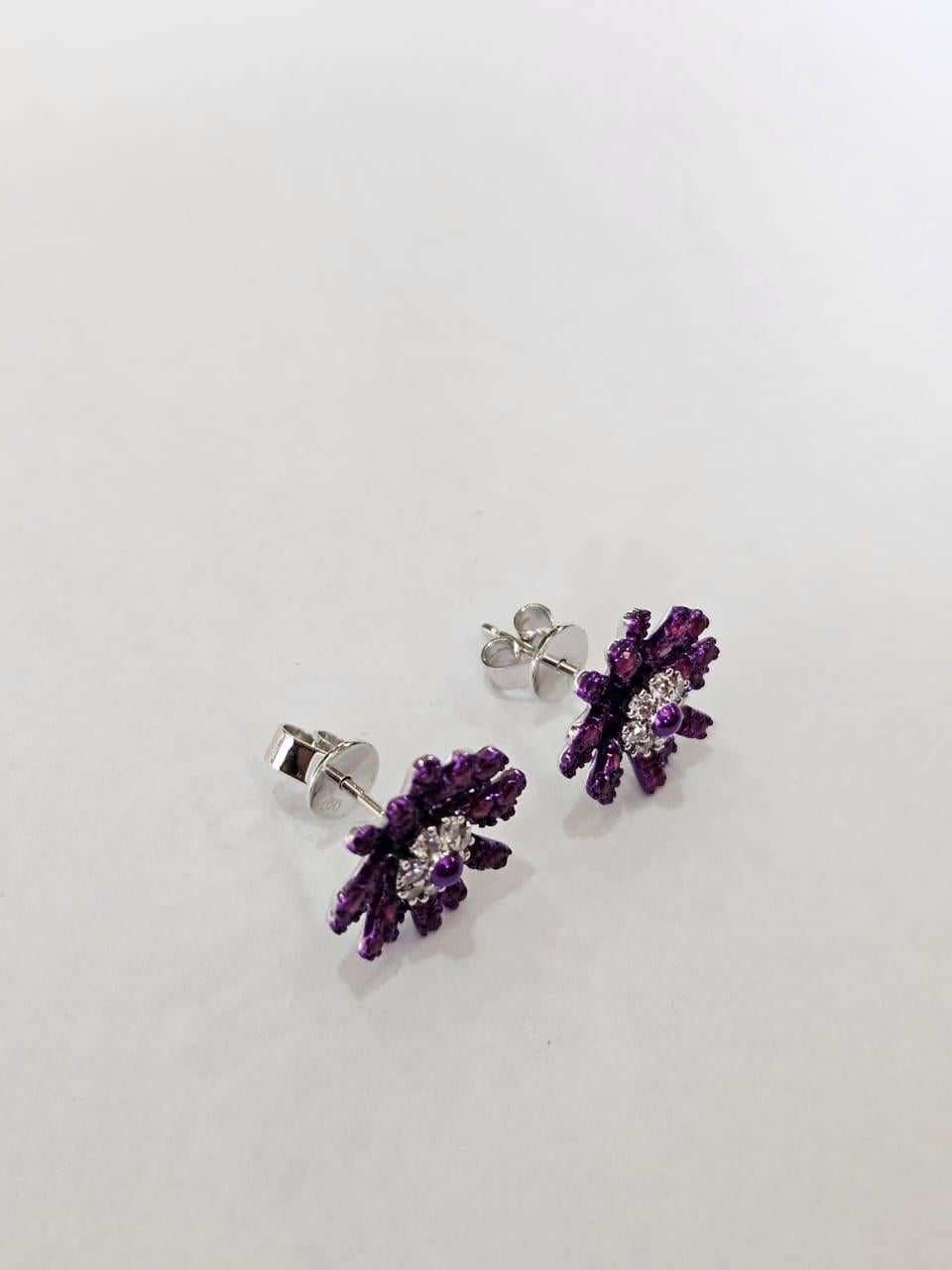 Eine sehr schöne und schöne, Rubin & Diamanten Ohrstecker in 18K Gold mit lila Rhodium & natürliche Diamanten gesetzt. Das Gewicht der Rubine beträgt 1,10 Karat. Die Rubine stammen aus Mosambik. Das Gewicht der Diamanten beträgt 0,25 Karat. Das