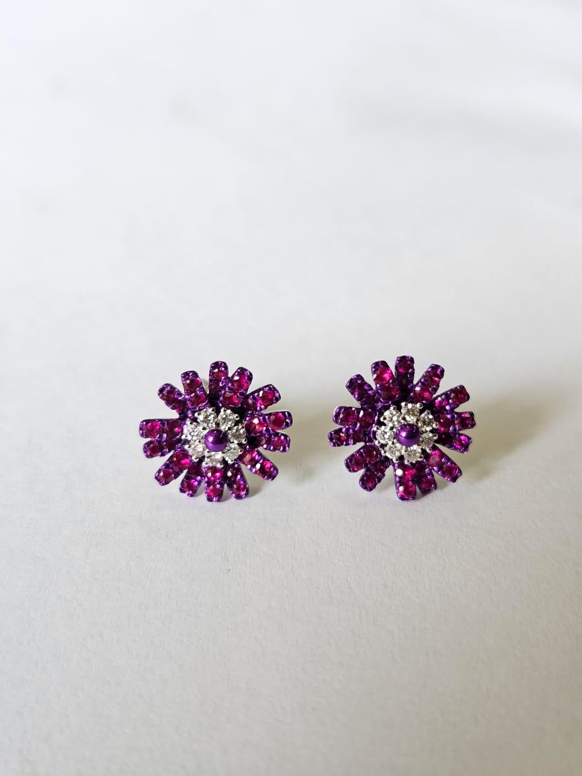 Ohrstecker mit Mosambik-Rubin und Diamanten, gefasst in 18 Karat Gold mit violettem Rhodium (Moderne) im Angebot