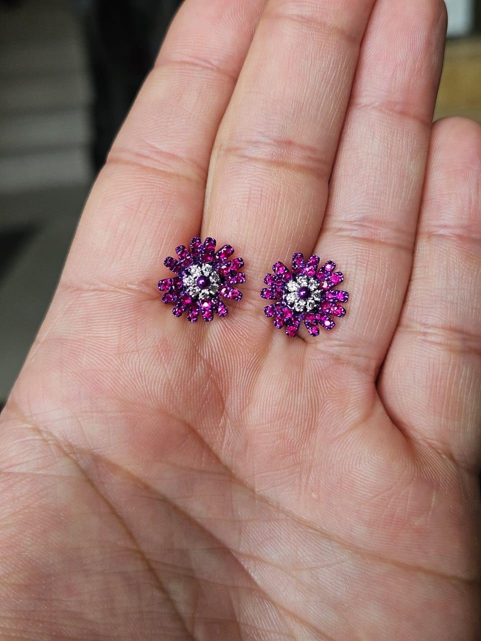 Ohrstecker mit Mosambik-Rubin und Diamanten, gefasst in 18 Karat Gold mit violettem Rhodium (Rundschliff) im Angebot