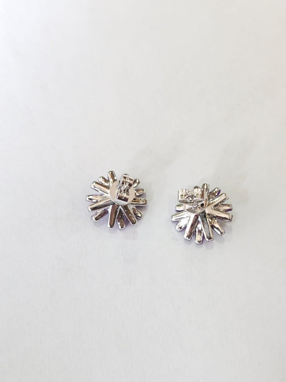 Ohrstecker mit Mosambik-Rubin und Diamanten, gefasst in 18 Karat Gold mit violettem Rhodium im Zustand „Neu“ im Angebot in Hong Kong, HK