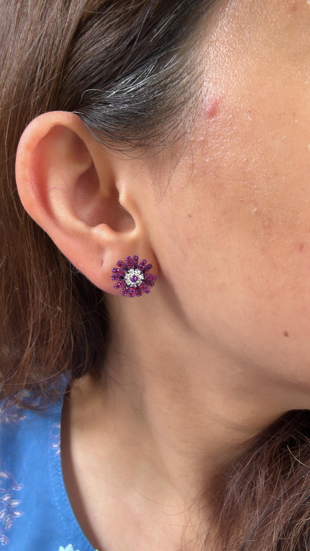 Ohrstecker mit Mosambik-Rubin und Diamanten, gefasst in 18 Karat Gold mit violettem Rhodium im Angebot 1